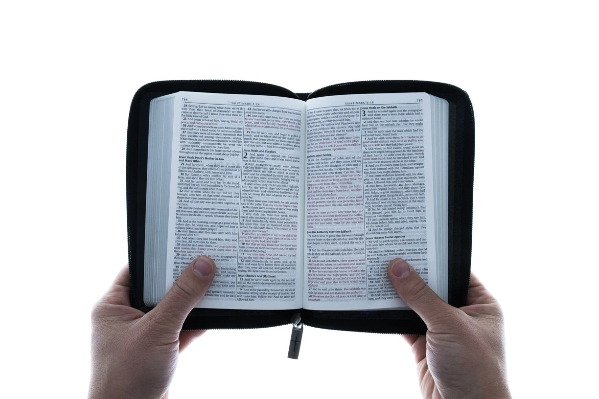 Christian Art Gifts KJV Compact Bible-Black LuxLeather W/Zipper 6 Christian Art Gifts KJV Compact Bible-Black LuxLeather W/Zipper - Image 4