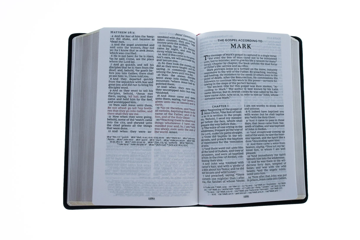 Thomas Nelson KJV, Deluxe Reference Bible, Personal Size Giant Print, Black 6 Thomas Nelson KJV, Deluxe Reference Bible, Personal Size Giant Print, Black - Image 4